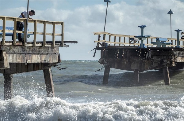 En toda la zona costera del sudeste de Florida, la llegada de Nicole estuvo precedida de intensas lluvias y de subidas del nivel del mar.