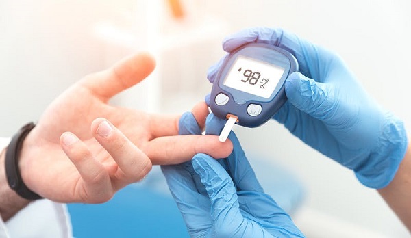 La diabetes tipo 2 se diagnostica mediante la prueba de hemoglobina glicosilada (HbA1c). Esta prueba de sangre indica el nivel promedio de glucosa en la sangre en los últimos dos o tres meses.