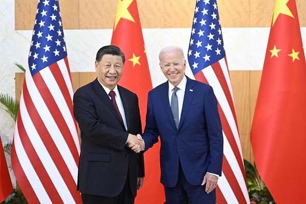 El presidente chino, Xi Jinping saluda a su homólogo estadounidense, Joe Biden, antes de su reunión de la Cumbre del G20 en Bali, Indonesia.