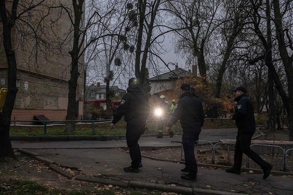 El presidente Volodímir Zelenski, informó de que se habían contabilizado 85 ataques con misiles a lo largo de la jornada e instó a los ciudadanos a mantenerse a salvo en los refugios antiaéreos.