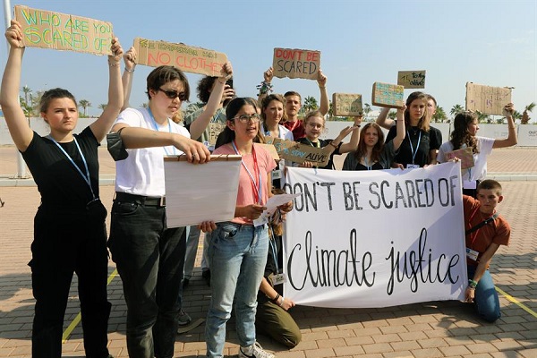 Activistas climáticos participan en una protesta exigiendo justicia climática y derechos humanos durante la Conferencia de las Naciones Unidas sobre el Cambio Climático, COP27, de 2022.