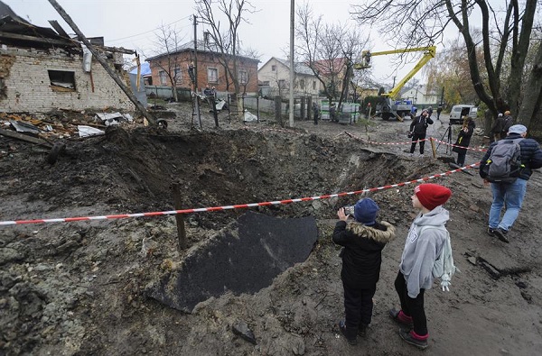 Los lugareños miran el agujero de los bombardeos después de un reciente ataque con cohetes en el pueblo de Solonka.