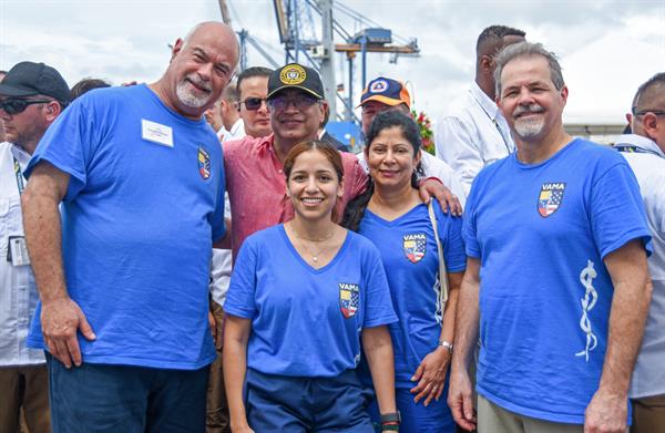 Presidente de la República Gustavo Petro, junto a los médicos del hospital USNS Comfort de la Armada de Estados Unidos en Cartagena. 