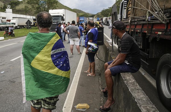 Los camioneros de Brasil bloquearon al menos 70 puntos en carreteras de todo el país.
