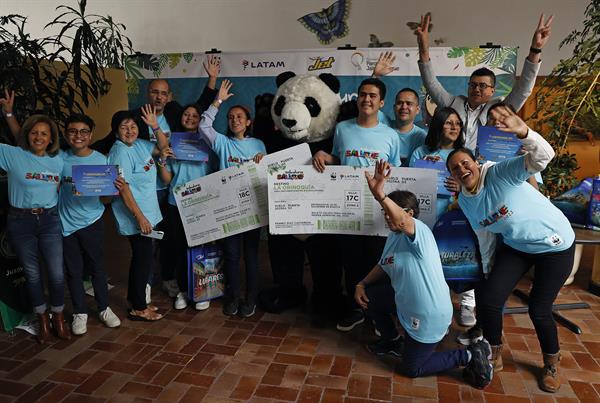 Angie Valentina Ramón Solano (6i) y Kenneth Cotacio (5d) posan junto a otros participantes del concurso ‘Sabiduría Salvaje’.
