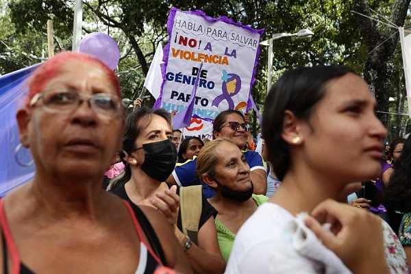 Mujeres participan de una marcha para alzar su voz en contra de la violencia a la mujer.