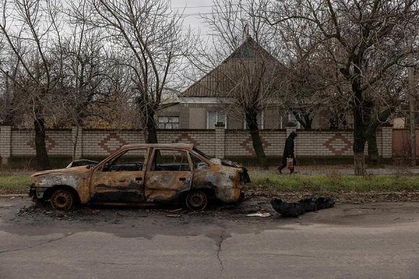 Los restos de un automóvil en la ciudad ucraniana recientemente recuperada de Snihurivka, región de Mykolaiv.