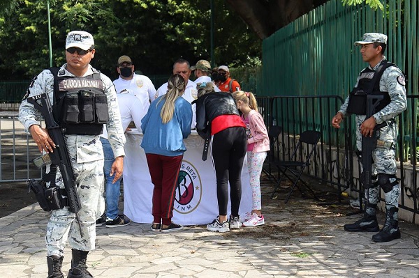 Migrantes centroamericanos son atendidos por personal del Instituto Nacional de Migración en la ciudad de Tapachula, estado de Chiapas, México.