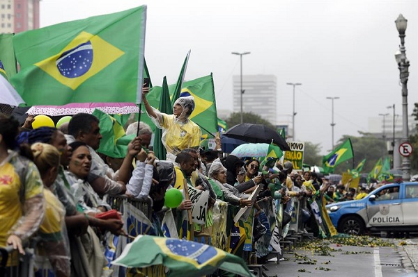 Las concentraciones, en las que los manifestantes proclaman que “autorizan” al presidente Jair Bolsonaro fueron convocadas a través de las redes sociales.