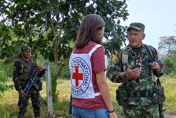 El Ejército Nacional de Colombia brinda apoyo junto con la Cruz Roja a la menor liberada por las Farc.