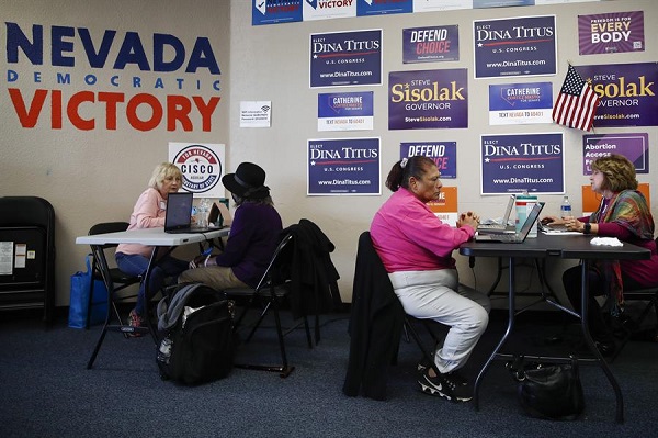 Voluntarios hacen llamadas mientras realizan un sondeo telefónico en una oficina de campo de la Victoria Democrática de Nevada.
