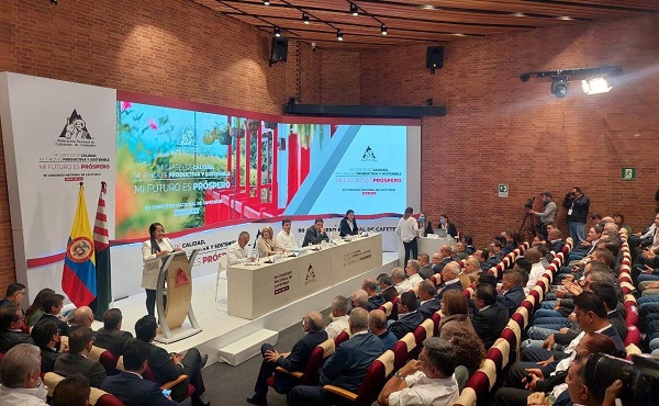 La presidenta del 90 Congreso Nacional de Cafeteros, Viviana Oyola Méndez, durante la declaración gremial ante los delegados, la mesa directiva y la ministra de Agricultura.