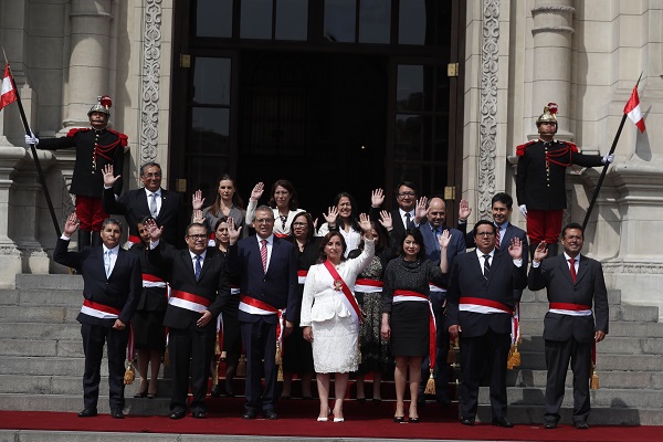 La presidenta de Perú, Dina Boluarte, junto a su gabinete de ministros.