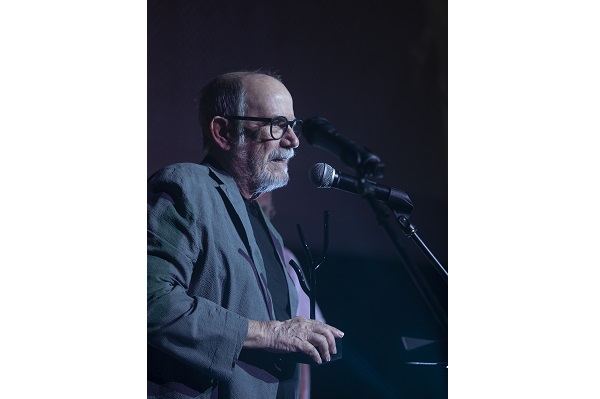 El trovador Silvio Rodríguez habla tras recibir el premio de honor durante la gala de premiación del Festival Internacional del Nuevo Cine Latinoamericano. 