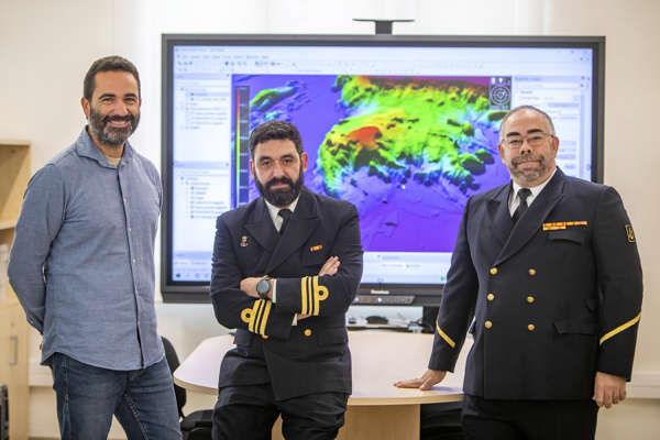 El capitán Luis Miguel Rioja, junto al ingeniero técnico de arsenales Juan Luis Sánchez y el cabo primero hidrógrafo Eduardo Pol, componen el equipo del Instituto Hidrográfico de la Marina.