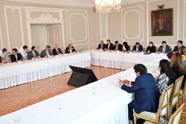 La Comisión estará integrada por el Ministro del Interior, Alfonso Prada; el Ministro de Justicia, Néstor Iván Osuna; el Ministro de Defensa, Iván Velásquez, y el Director del Departamento Administrativo de la Presidencia, Mauricio Lizcano. 