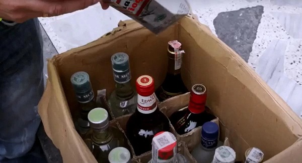La ingesta de alcohol ilegal y adulterado en la India suele producirse en zonas rurales o las áreas más deprimidas de las ciudades debido a su bajo precio.