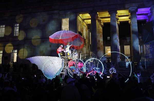 Artistas participan en el montaje “El Árbol de la Abundancia”, frente al edificio del Congreso en la céntrica Plaza de Bolívar de Bogotá