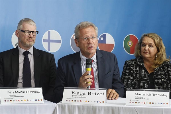 El ministro consejero de la embajada de Alemania en Colombia, Klaus Botzet, habla en una rueda de prensa con representantes del Fondo Multidonante de las Naciones Unidas para el Sostenimiento de la Paz.