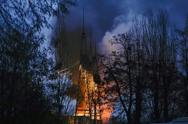 El humo se eleva del fuego en una torre eléctrica objetivo de un ataque con drones en Kiev.