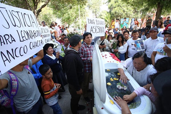 Familiares de los fallecidos en Perú por la crisis que vive el país se reúnen para honrar a sus seres queridos y pedir la renuncia de la actual presidenta, Dina Boluarte.