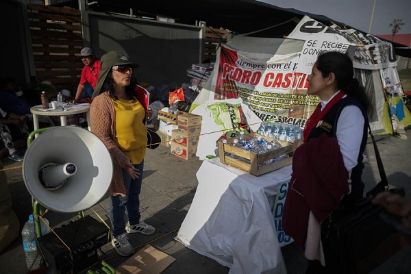 Los legisladores izquierdistas protestaron en el medio del hemiciclo para exigir que se incluya la consulta sobre una eventual convocatoria a una asamblea constituyente en el país.