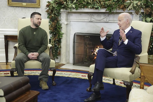 El presidente de los Estados Unidos, Joe Biden sostiene una reunión bilateral con el presidente de Ucrania, Volodymyr Zelensky en la Oficina Oval de la Casa Blanca, en Washington.