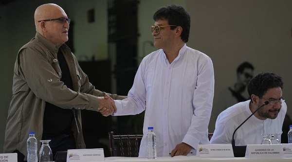 Antonio García, del Eln, le da la mano al representante del gobierno colombiano, Iván Danilo Rueda.