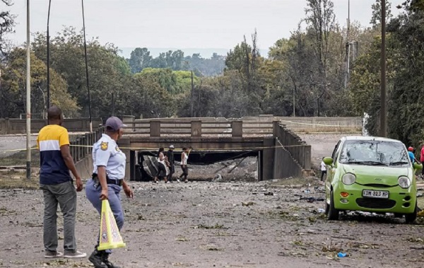 El accidente tuvo incidencias en Boksburg después de que un camión cisterna quedase atascado bajo un puente.