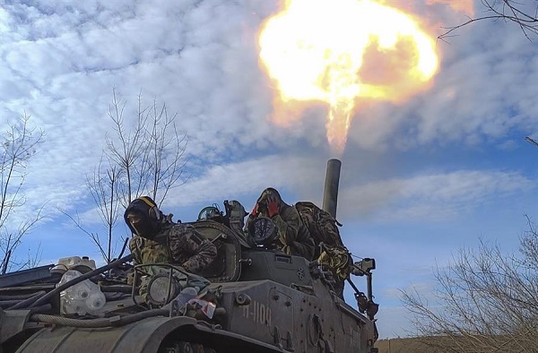 Las fuerzas de la autoproclamada República Popular de Donetsk disparan un mortero autopropulsado 2S4 ‘Tulip’ no lejos de Bakhmut, región de Donetsk, Ucrania.