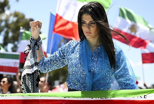 Una mujer participa en la manifestación de Women Life Freedom en apoyo a los iraníes.