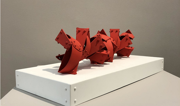“Metamorfosis”, es una cultura abstracta de aluminio pintada, elaborada por el artista Édgar Negret. Esta es una de las grandes obras del maestro, elaborada en láminas de alumnio unidas con torillos y pintda con colores vivos, normalmente utiliza rojos, amarillos, azules y negros. Esta obra fue ejecutada en 1982 por el maestro, siendo en este mismo año en el que instala otra gran metamorfosis en Punta del este (Uruguay) y en la Sala Beethoven del Instituto de Bellas Artes de Cali. Todavía en esta época el maestro tenía la tendencia a figuras asimétricas y con láminas bastante curvas.