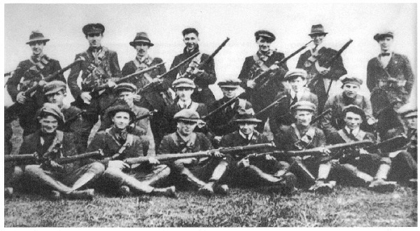 Imagen tomada durante la Guerra de Independencia de Irlanda de uno de los regimientos del IRA, 1920-1921. (Imagen tomada de La Segunda Columna, lo que dejamos en Africa). 