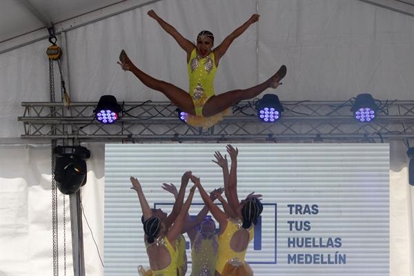 Artistas bailan durante una presentación el 2 de diciembre de 2022, en el barrio Manrique de Medellín. 