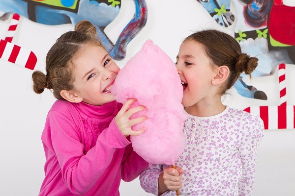 Para los niños esta popular golosina resulta fascinante para jugar mientras la comen.