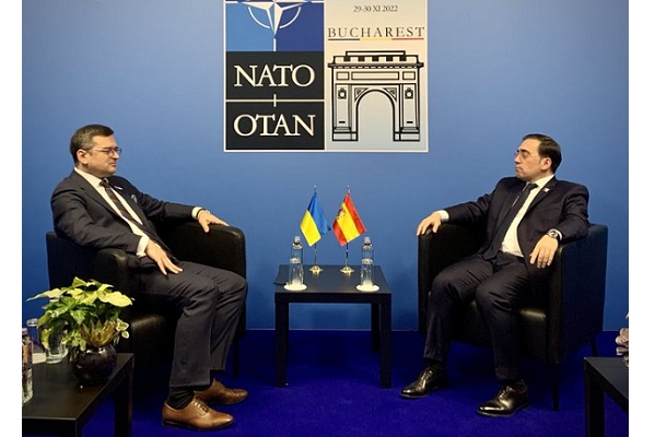 El ministro ucraniano de Exteriores, Dmitro Kuleba , y su homólogo español, José Manuel Albares, en una reunión bilateral mantenida en los márgenes del encuentro de ministros de Exteriores de la OTAN. 