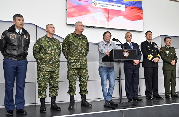 Presidente Gustavo Petro junto a la cúpula militar durante un consejo extraordinario de seguridad, en Bogotá.