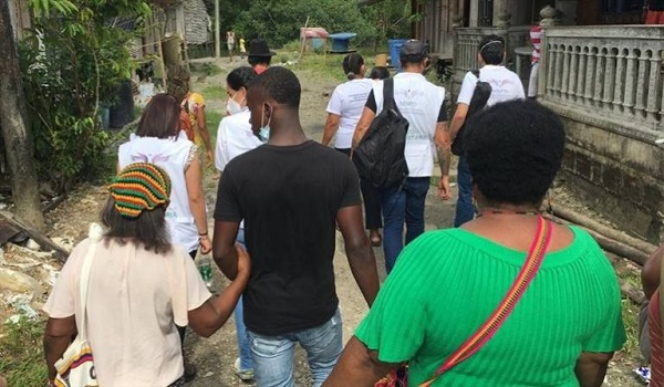 Para los niños esta popular golosina resulta fascinante para jugar mientras la comen.En el primer día se recorrió el barrio Santa Fe para conocer las condiciones en las que vive la comunidad en materia de acceso a servicios, tierras y vivienda y se visitó el Centro de Memoria Histórica.