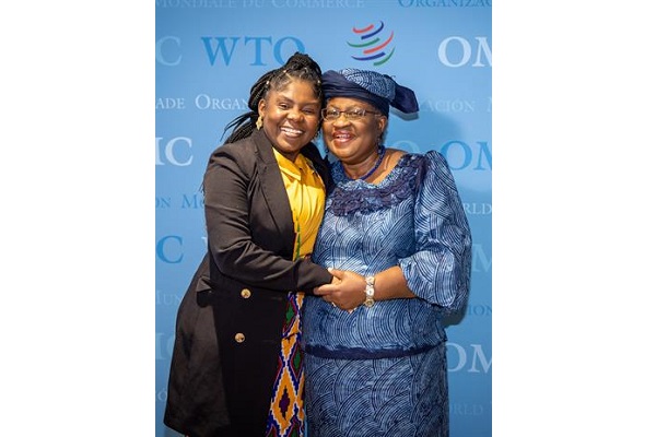 La vicepresidenta de Francia Márquez, junto a  la directora general de la Organización Mundial del Comercio, Ngozi Okonjo-Iweala.