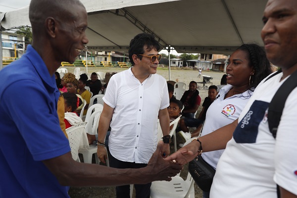 El alto comisionado para La Paz en Colombia Danilo Rueda, saluda durante una actividad de olla comunitaria, en el barrio San Francisco de Buenaventura, Valle del Cauca.