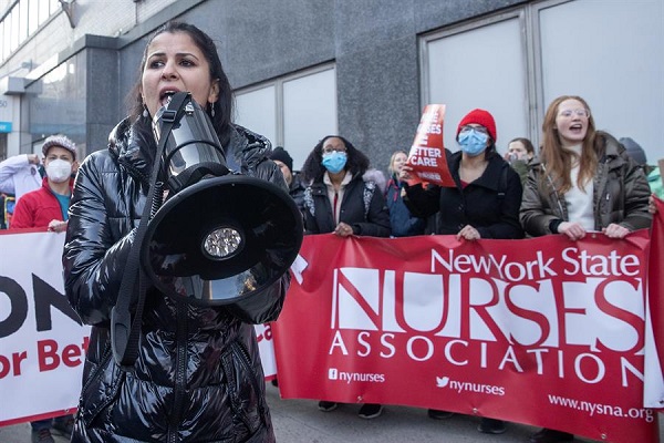 Huelga de enfermeras fuera del Centro Médico Mount Sinai en Nueva York.