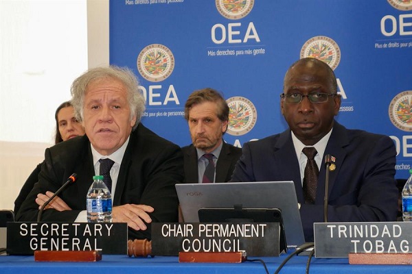 Secretario general, Luis Almagro y el presidente del Consejo Permanente y representante permanente de Trinidad y Tobago, Anthony Phillips-Spencer durante una reunión extraordinaria.