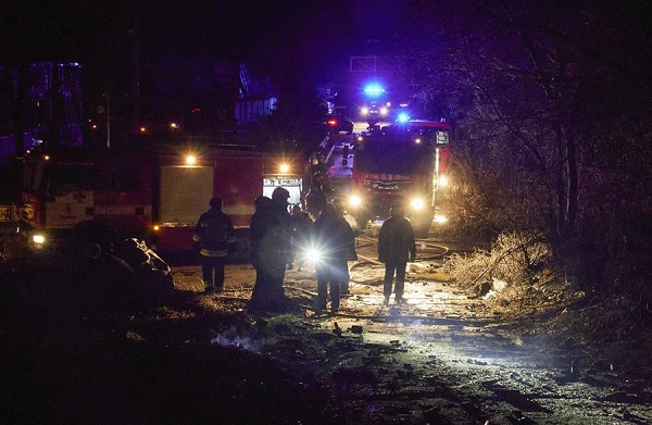 Rescatistas ucranianos trabajan en un sitio de almacenamiento de pirotecnia que fue bombardeado en Kharkiv, Ucrania