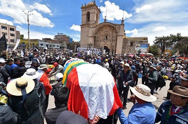 Decenas de personas asisten a una gran misa para los fallecidos esta semana durante las protestas.