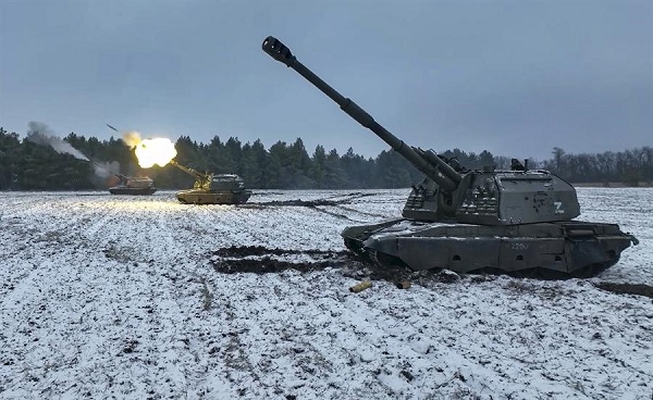 Cañones autopropulsados ​​​​rusos de 152,4 mm disparando durante el combate en un lugar no revelado en la región de Donetsk, Ucrania.