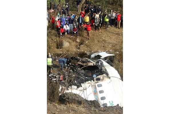 Los equipos de rescate trabajan en el lugar del accidente de un avión ATR72 de Yeti Airlines en Pokhara, en el centro de Nepal.