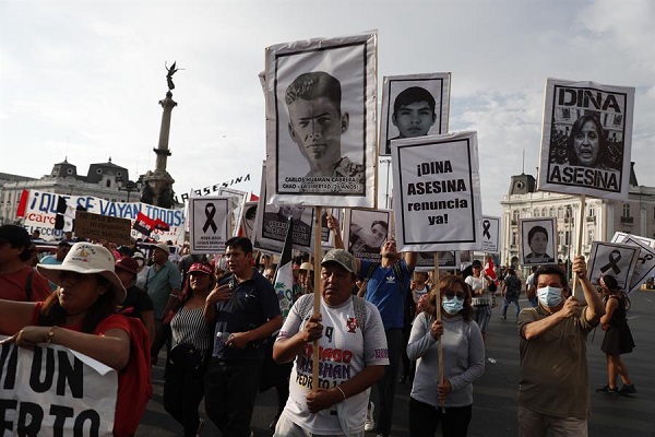 Decenas de personas participan en una nueva marcha contra el Gobierno de Dina Boluarte, en Lima.