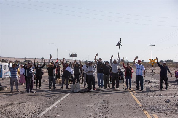 Cientos de manifestantes bloquean hoy, la carretera que une los países de Perú y Chile, en una nueva jornada de manifestaciones para exigir nuevas elecciones generales.