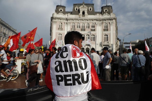 Fotografía que muestra una persona mientras participa en una nueva marcha contra el Gobierno de Dina Boluarte, en Lima.