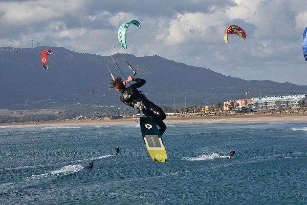 El kitesurf permite navegar o hacer maniobras en una tabla sobre las olas.